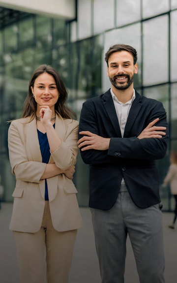 Mann und Frau die nebeneinander stehen